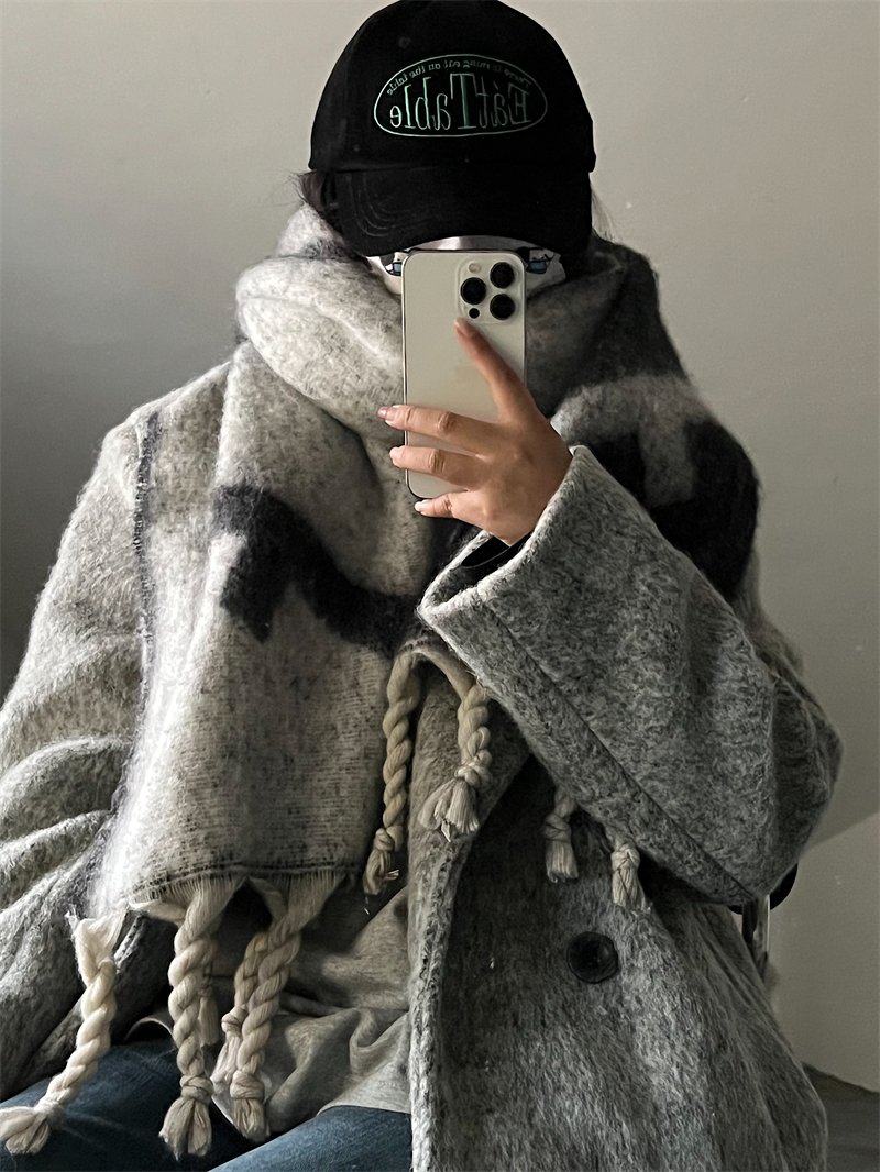 Thickened Black and Gray Winter Scarf for Women - Cozy Large Shawl Neck Wrap, Trendy Couples Style Thickened Black and Gray Winter Scarf for Women - Cozy Large Shawl Neck Wrap, Trendy Couples Style