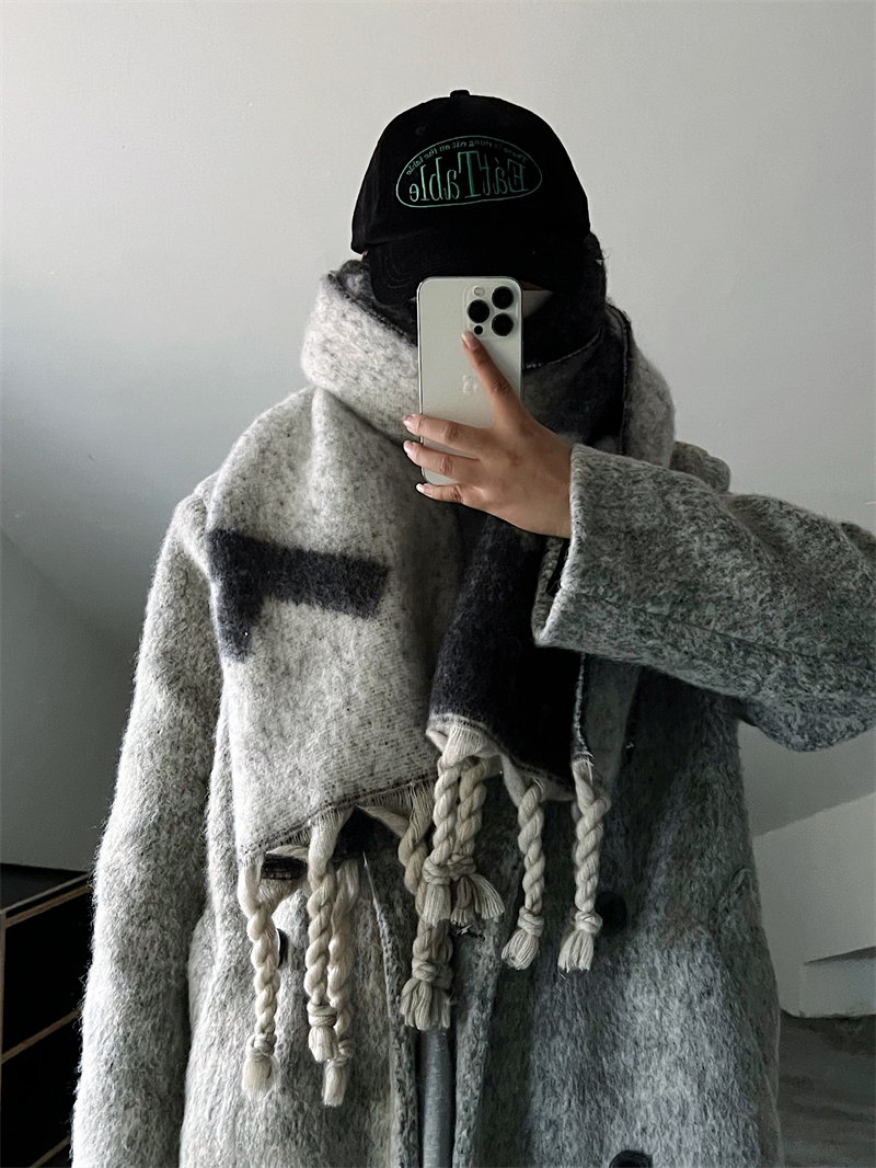 Thickened Black and Gray Winter Scarf for Women - Cozy Large Shawl Neck Wrap, Trendy Couples Style Thickened Black and Gray Winter Scarf for Women - Cozy Large Shawl Neck Wrap, Trendy Couples Style