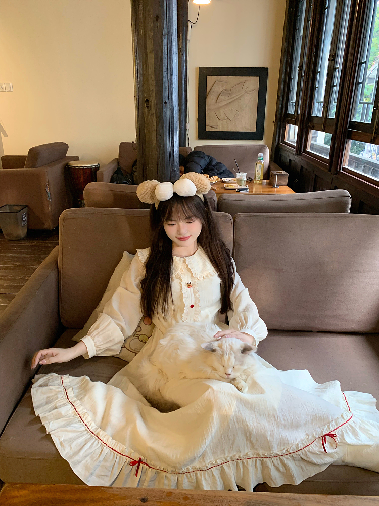 Thickened White Waist-Cinching Long Dress for Spring, Cute Base Layer Dress with a Gentle, High-End Feel