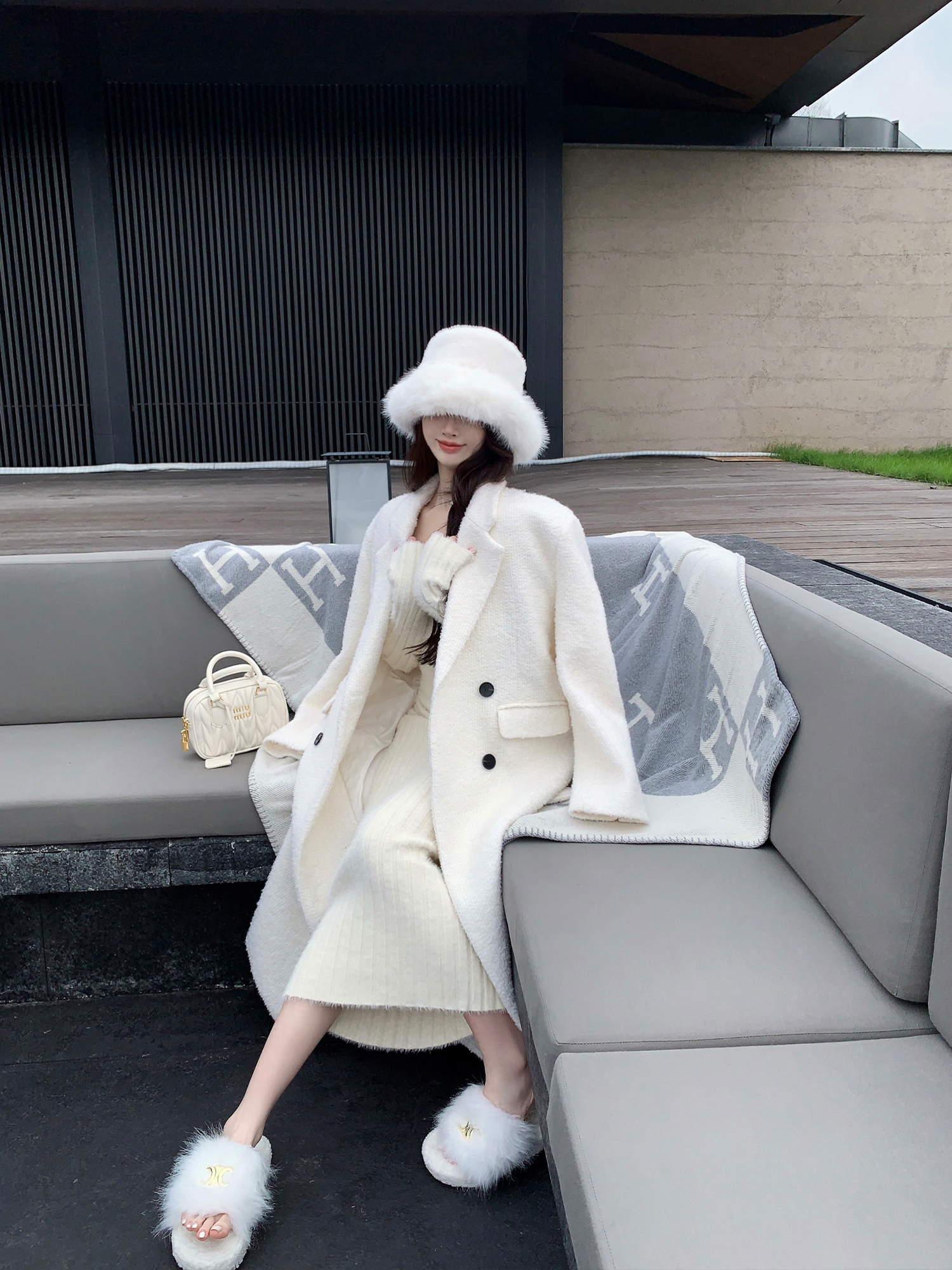 Thickened White Woolen Long Loose Waistcoat Coat for Women - Stylish Oversized Layering Piece for Fall and Winter Fashion Thickened White Woolen Long Loose Waistcoat Coat for Women - Stylish Oversized Layering Piece for Fall and Winter Fashion