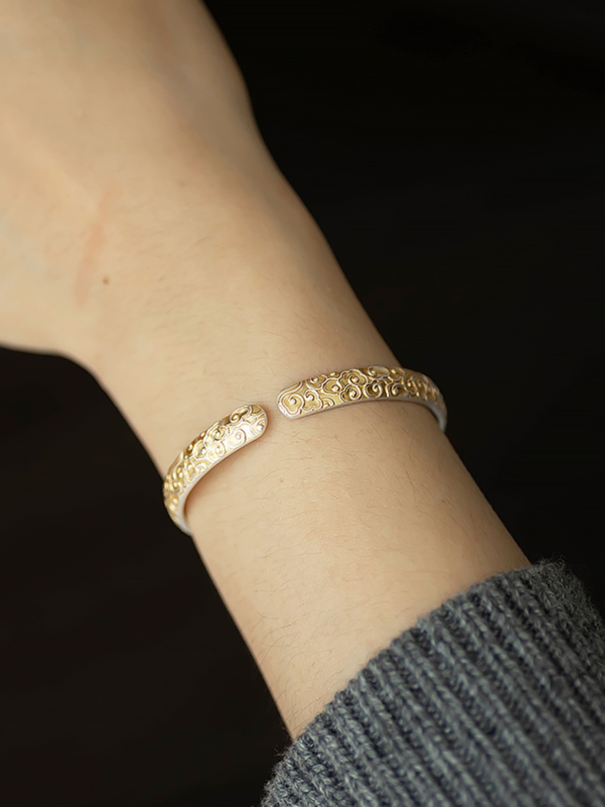 Traditional Chinese Style Open Bangle in 9999 Pure Silver with Gold-Plated Finish - Elegant Fire Cloud Design Traditional Chinese Style Open Bangle in 9999 Pure Silver with Gold-Plated Finish - Elegant Fire Cloud Design