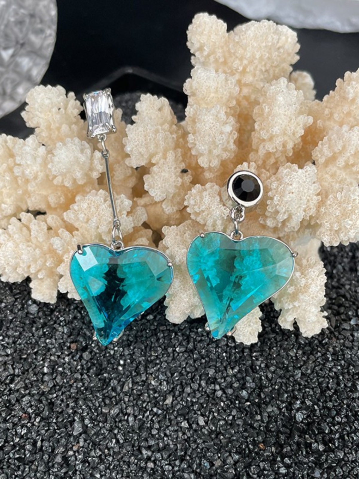 Trendy Blue Heart Stud Earrings for Women, High-End Fashion Accessories, Stylish Ear Jewelry for 2025 Trendy Blue Heart Stud Earrings for Women, High-End Fashion Accessories, Stylish Ear Jewelry for 2025