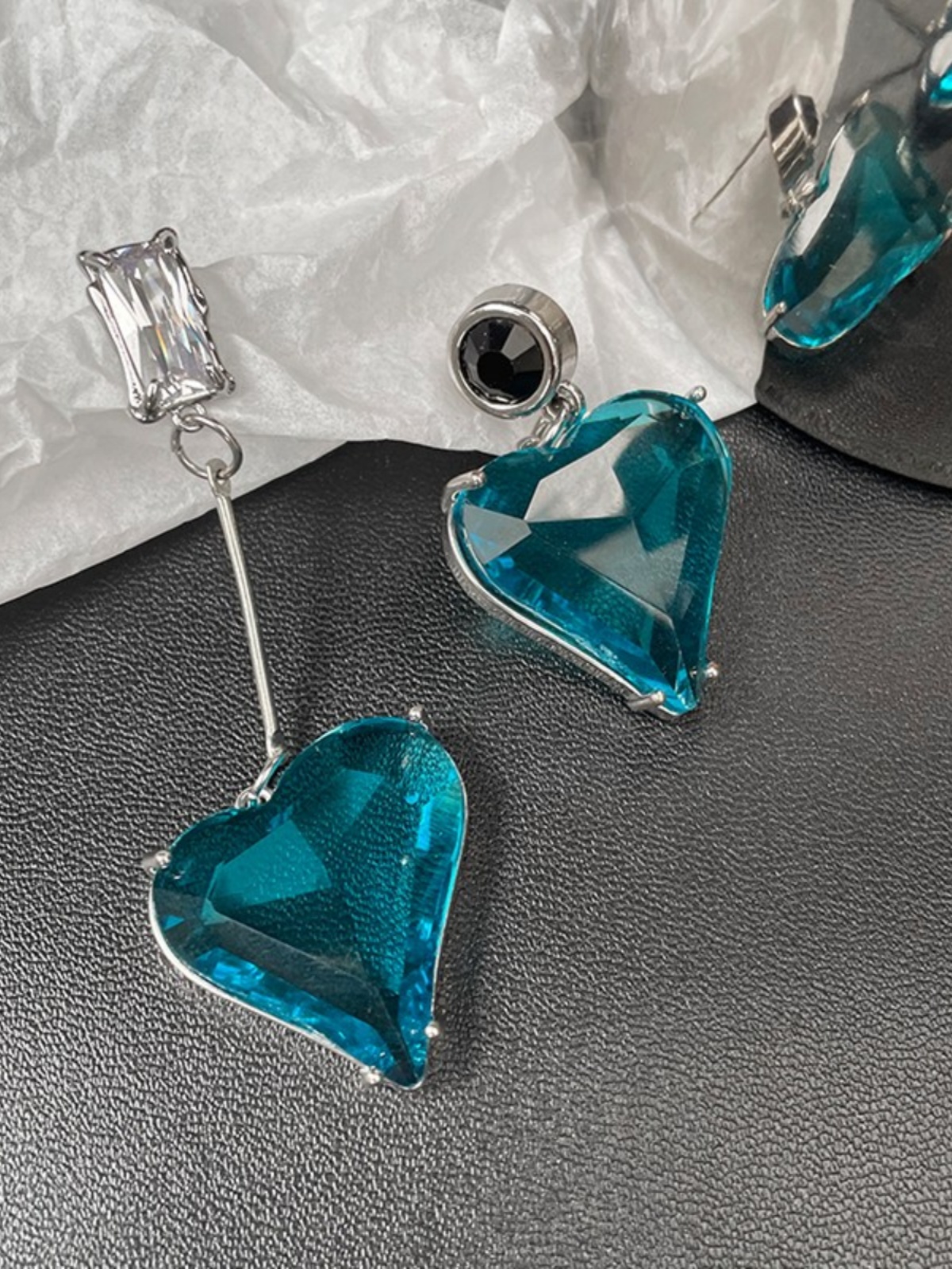 Trendy Blue Heart Stud Earrings for Women, High-End Fashion Accessories, Stylish Ear Jewelry for 2025 Trendy Blue Heart Stud Earrings for Women, High-End Fashion Accessories, Stylish Ear Jewelry for 2025