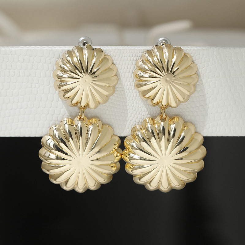 Trendy Gold Three-Dimensional Flower Stud Earrings for Women - Personalized Daisy Drop Earrings for Street Style