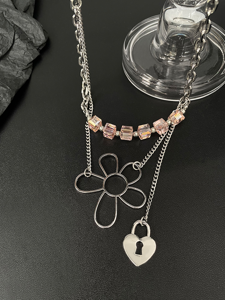 Trendy Heart Flower Necklace for Women - Sweet Cool Niche Design Clavicle Chain, Light Luxury Neck Accessory Trendy Heart Flower Necklace for Women - Sweet Cool Niche Design Clavicle Chain, Light Luxury Neck Accessory
