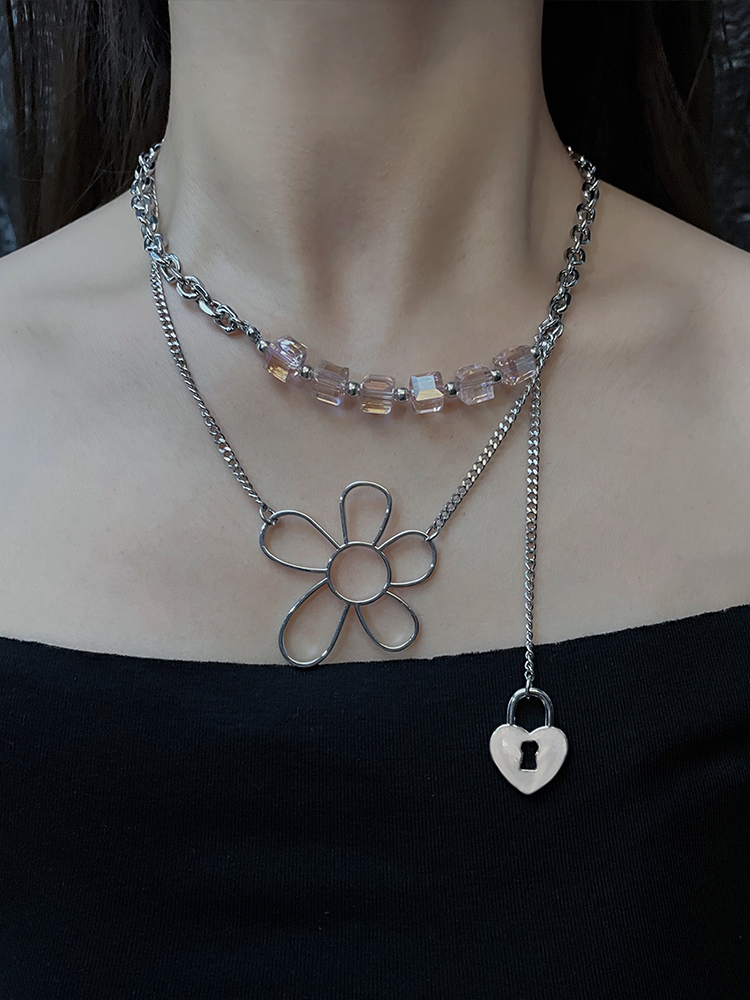 Trendy Heart Flower Necklace for Women - Sweet Cool Niche Design Clavicle Chain, Light Luxury Neck Accessory Trendy Heart Flower Necklace for Women - Sweet Cool Niche Design Clavicle Chain, Light Luxury Neck Accessory