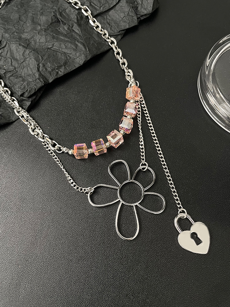 Trendy Heart Flower Necklace for Women - Sweet Cool Niche Design Clavicle Chain, Light Luxury Neck Accessory Trendy Heart Flower Necklace for Women - Sweet Cool Niche Design Clavicle Chain, Light Luxury Neck Accessory
