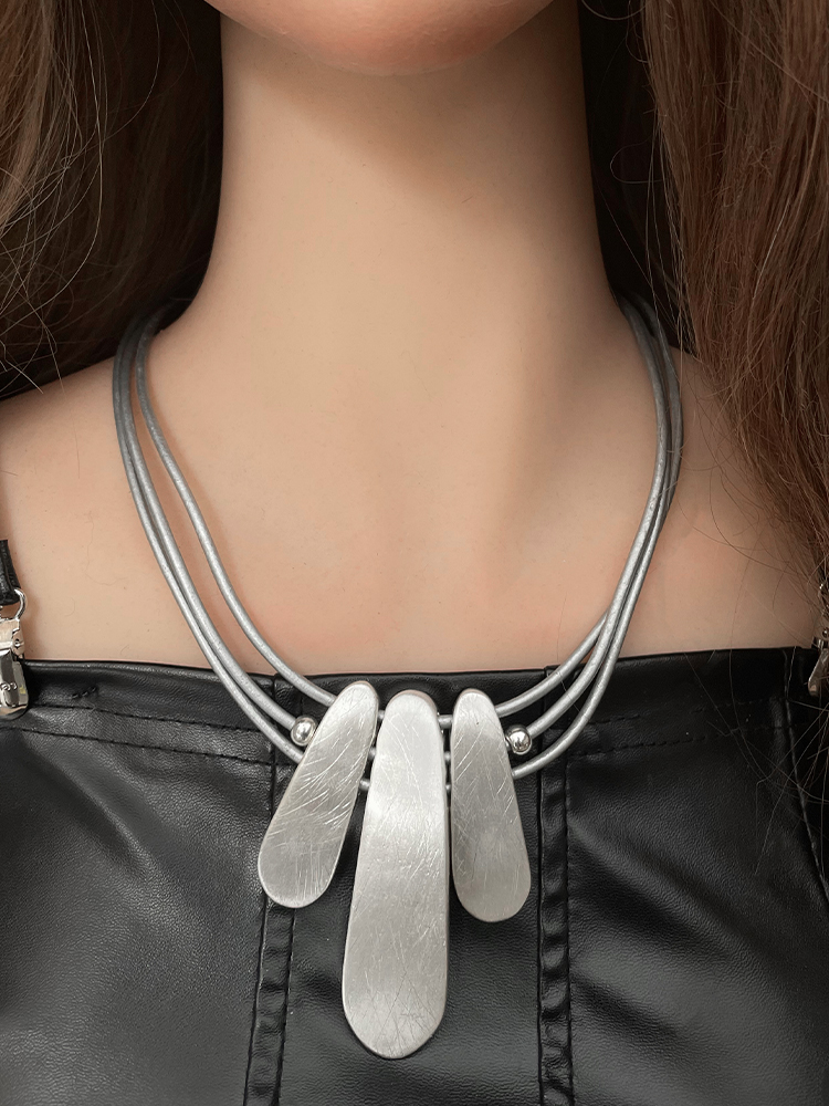 Trendy Long Necklace for Women with Metal Brushed Pendant - Versatile Collarbone Chain Accessory, European and American Fashion Trendy Long Necklace for Women with Metal Brushed Pendant - Versatile Collarbone Chain Accessory, European and American Fashion