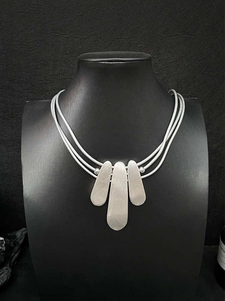 Trendy Long Necklace for Women with Metal Brushed Pendant - Versatile Collarbone Chain Accessory, European and American Fashion Trendy Long Necklace for Women with Metal Brushed Pendant - Versatile Collarbone Chain Accessory, European and American Fashion