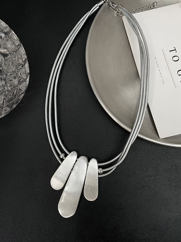 Trendy Long Necklace for Women with Metal Brushed Pendant - Versatile Collarbone Chain Accessory, European and American Fashion Trendy Long Necklace for Women with Metal Brushed Pendant - Versatile Collarbone Chain Accessory, European and American Fashion