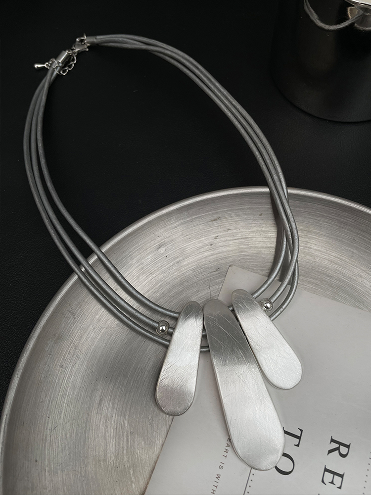 Trendy Long Necklace for Women with Metal Brushed Pendant - Versatile Collarbone Chain Accessory, European and American Fashion Trendy Long Necklace for Women with Metal Brushed Pendant - Versatile Collarbone Chain Accessory, European and American Fashion