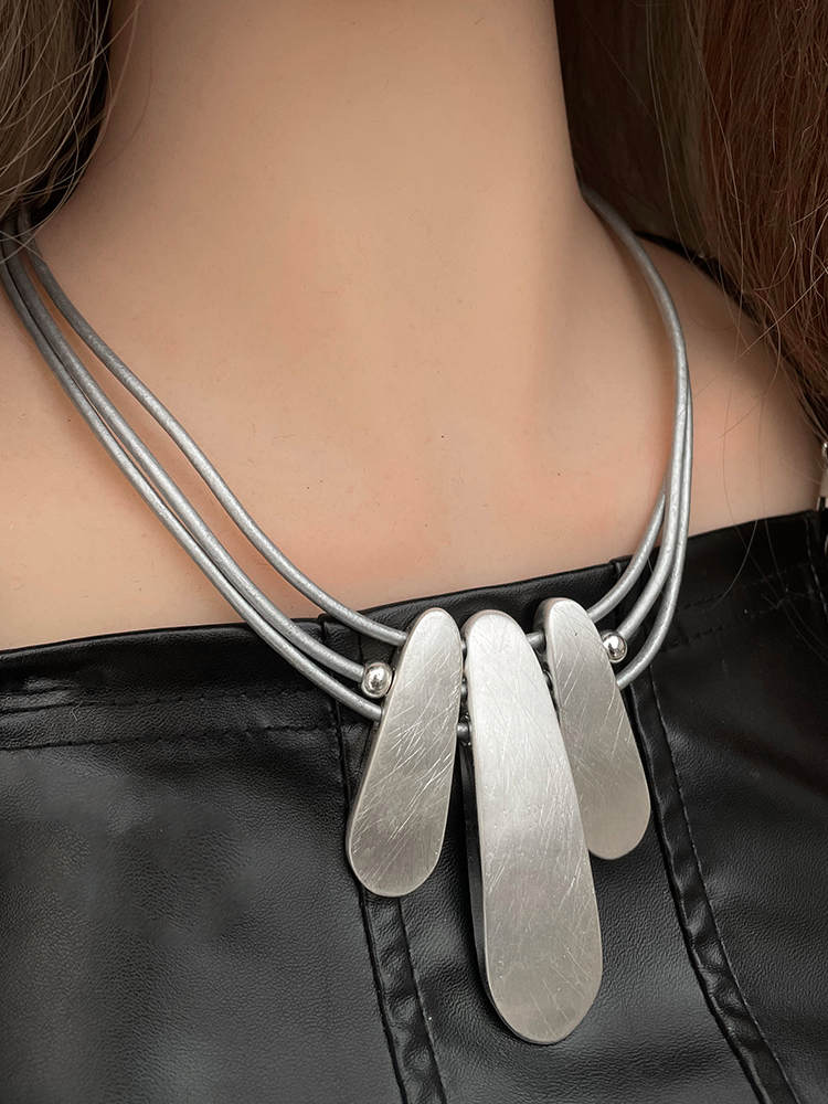 Trendy Long Necklace for Women with Metal Brushed Pendant - Versatile Collarbone Chain Accessory, European and American Fashion Trendy Long Necklace for Women with Metal Brushed Pendant - Versatile Collarbone Chain Accessory, European and American Fashion
