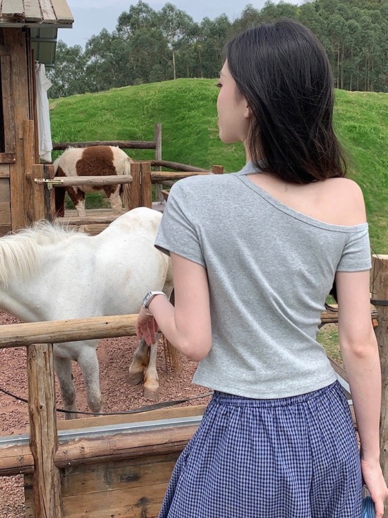 Trendy Summer Halter Off-Shoulder Short Sleeve T-Shirt for Women, Slim-Fit Cropped Top, 2025 Fashion, Casual Chic Style Trendy Summer Halter Off-Shoulder Short Sleeve T-Shirt for Women, Slim-Fit Cropped Top, 2025 Fashion, Casual Chic Style