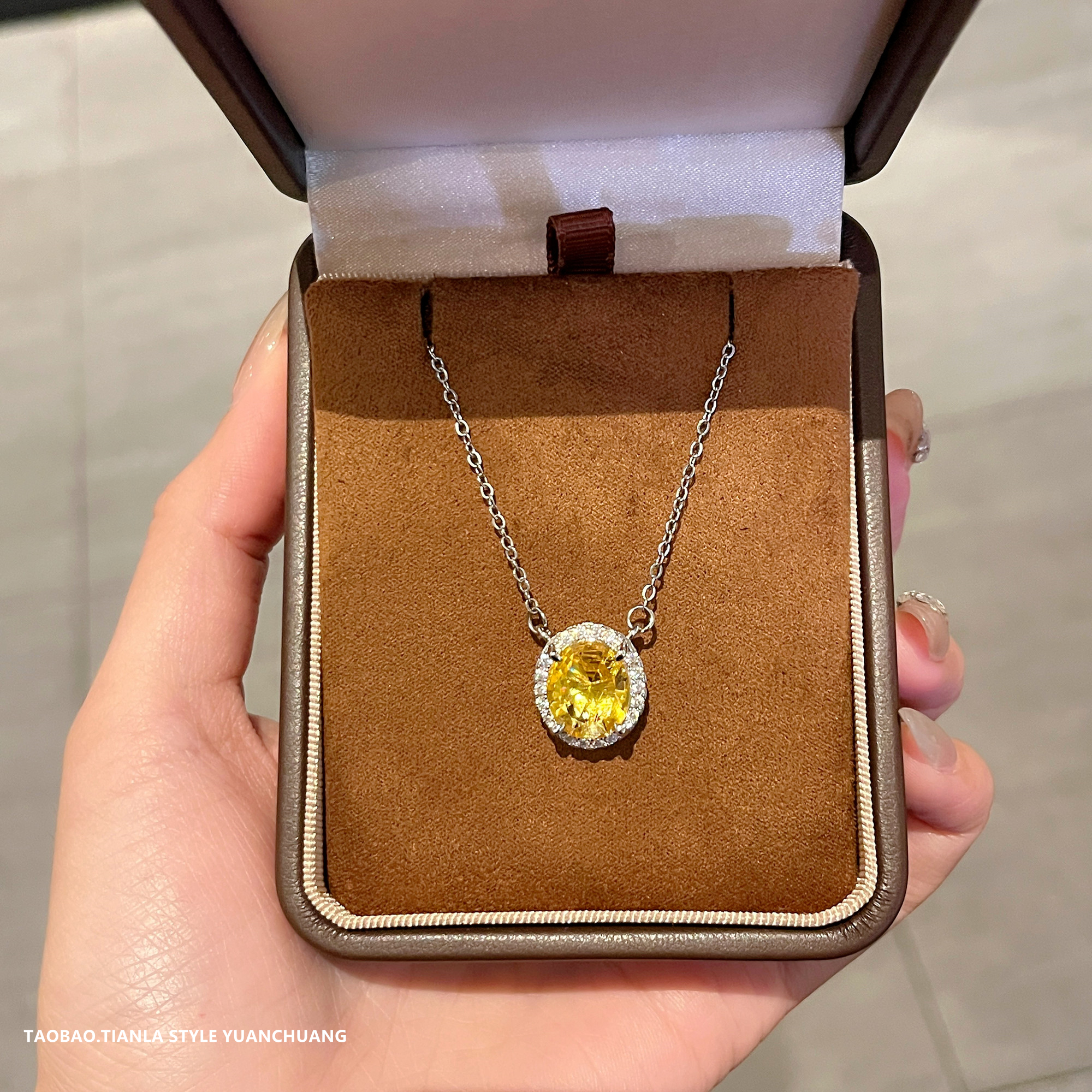 Trendy Ultra-Bright Sparkling Diamond Pigeon Egg Necklace for Women â€“ High-End Light Luxury Clavicle Chain Accessory