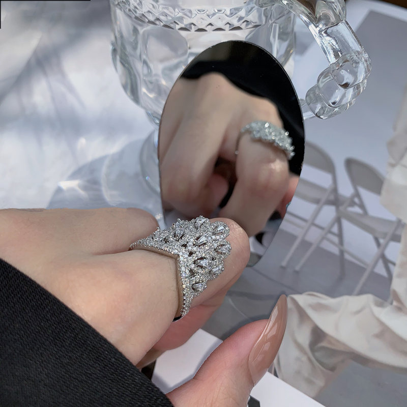 Trendy Ultra-Sparkling Silver Ring for Women - High-End Diamond Design, Versatile Light Luxury Fashion Accessory