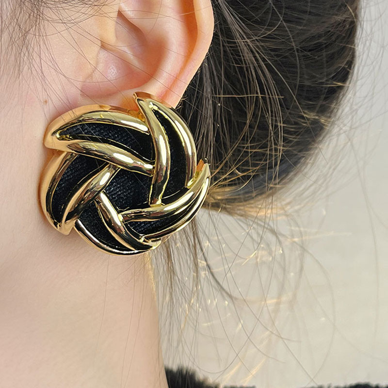 Trendy Vintage Metal Velvet Spiral Earrings for Autumn Winter - Light Luxury High-End Studs Clip-ons