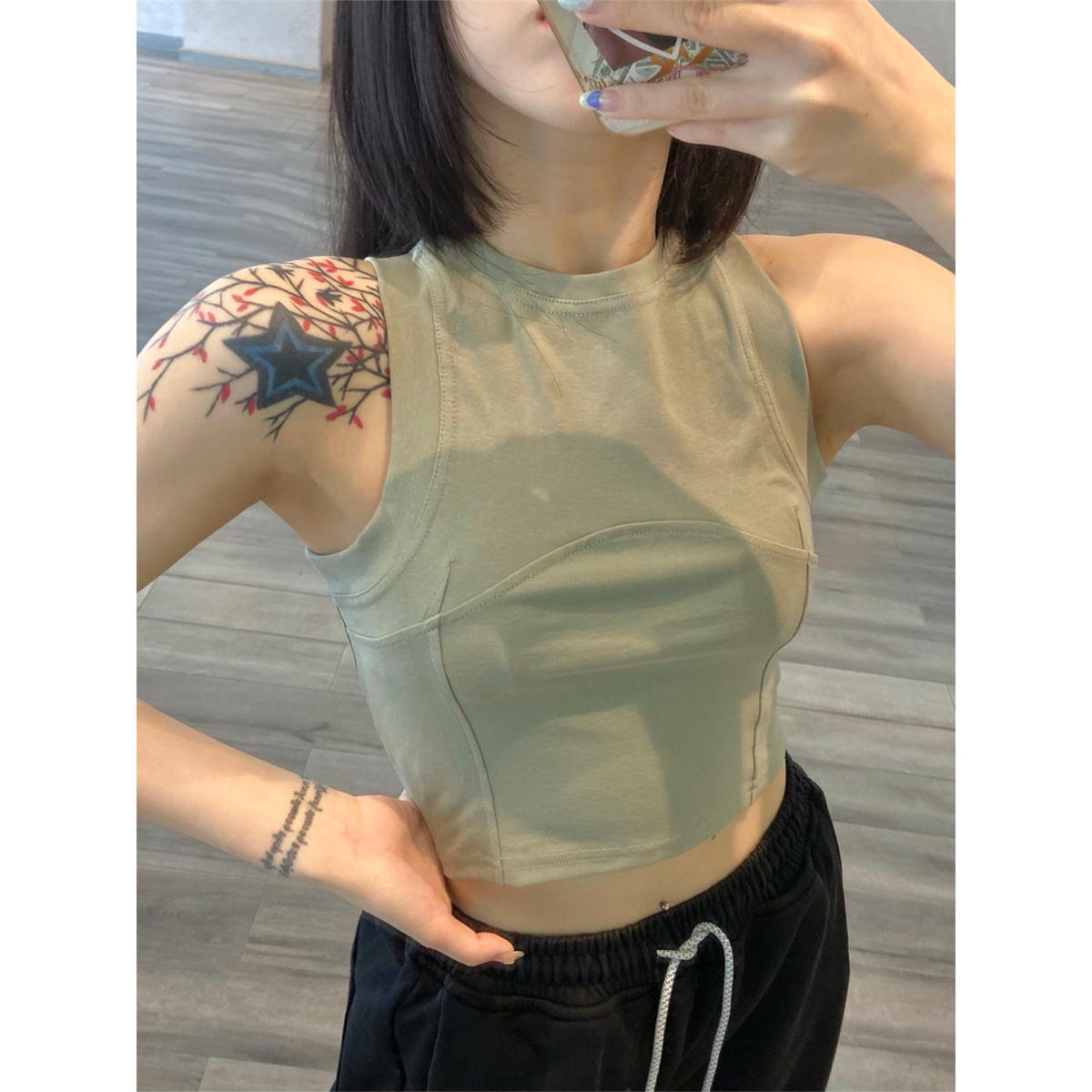 Trendy Women's Halter Crop Top in Milk Tea Style, Sleeveless Jazz Dance Top with Girl Group Vibe, Perfect for Y2K and Casual Looks