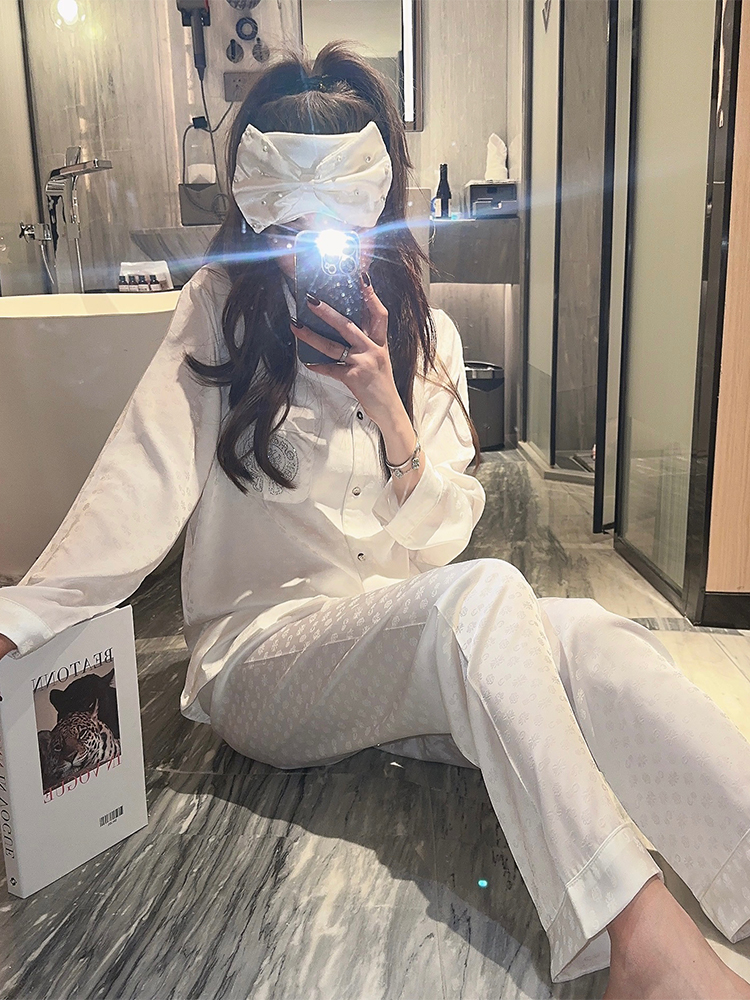 Trendy Women's Ice Silk Pajamas Set - Long Sleeve Top & Pants - Cool Summer Loungewear for Spring & Autumn, Ideal for Casual Outings Trendy Women's Ice Silk Pajamas Set - Long Sleeve Top & Pants - Cool Summer Loungewear for Spring & Autumn, Ideal for Casual Outings