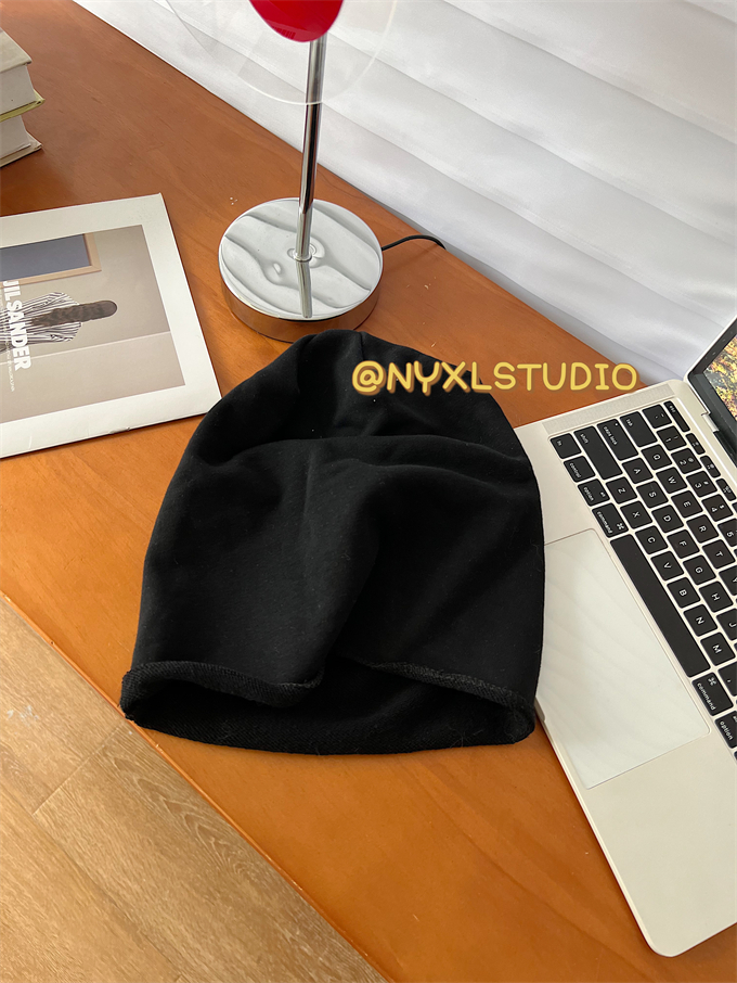 Trendy Women's Retro Solid Color Pullover Beanie - Flattering High-End Hat for Autumn and Winter Wear