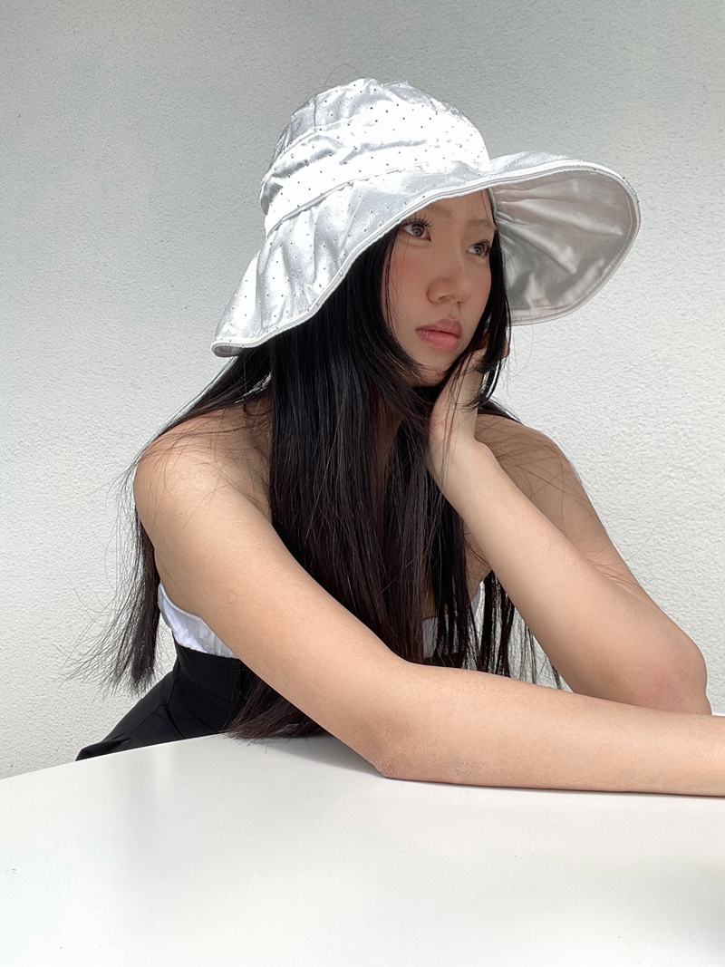 Ultra-Shiny Rhinestone Folding UV-Blocking Sun Hat for Women - Elegant Fisherman Style with Sun Protection Ultra-Shiny Rhinestone Folding UV-Blocking Sun Hat for Women - Elegant Fisherman Style with Sun Protection