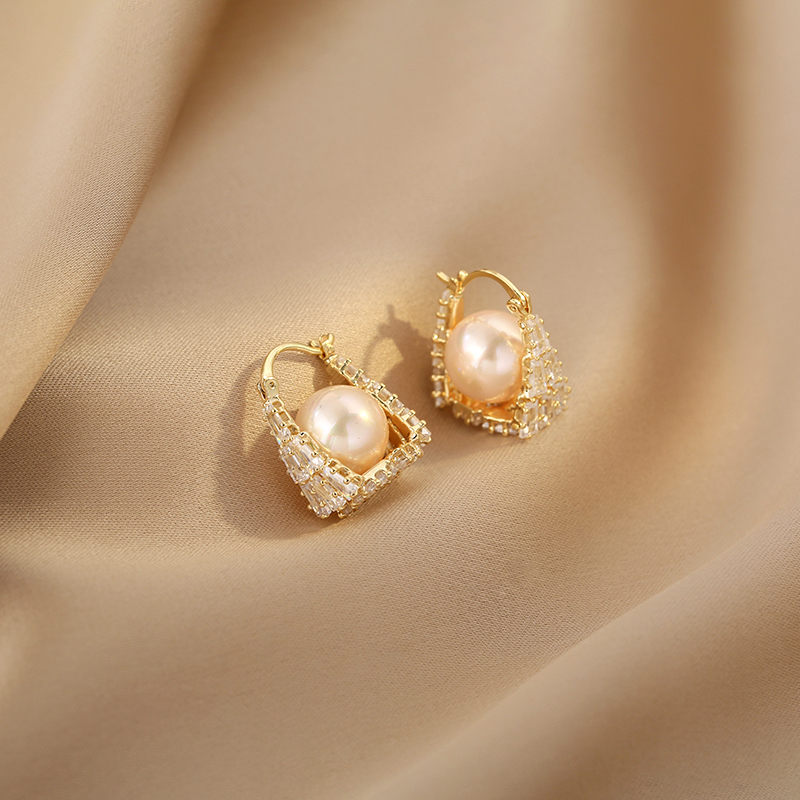 Unique Geometric Hollow Pearl Earrings for Women - 2025 Light Luxury High-End Ear Clips