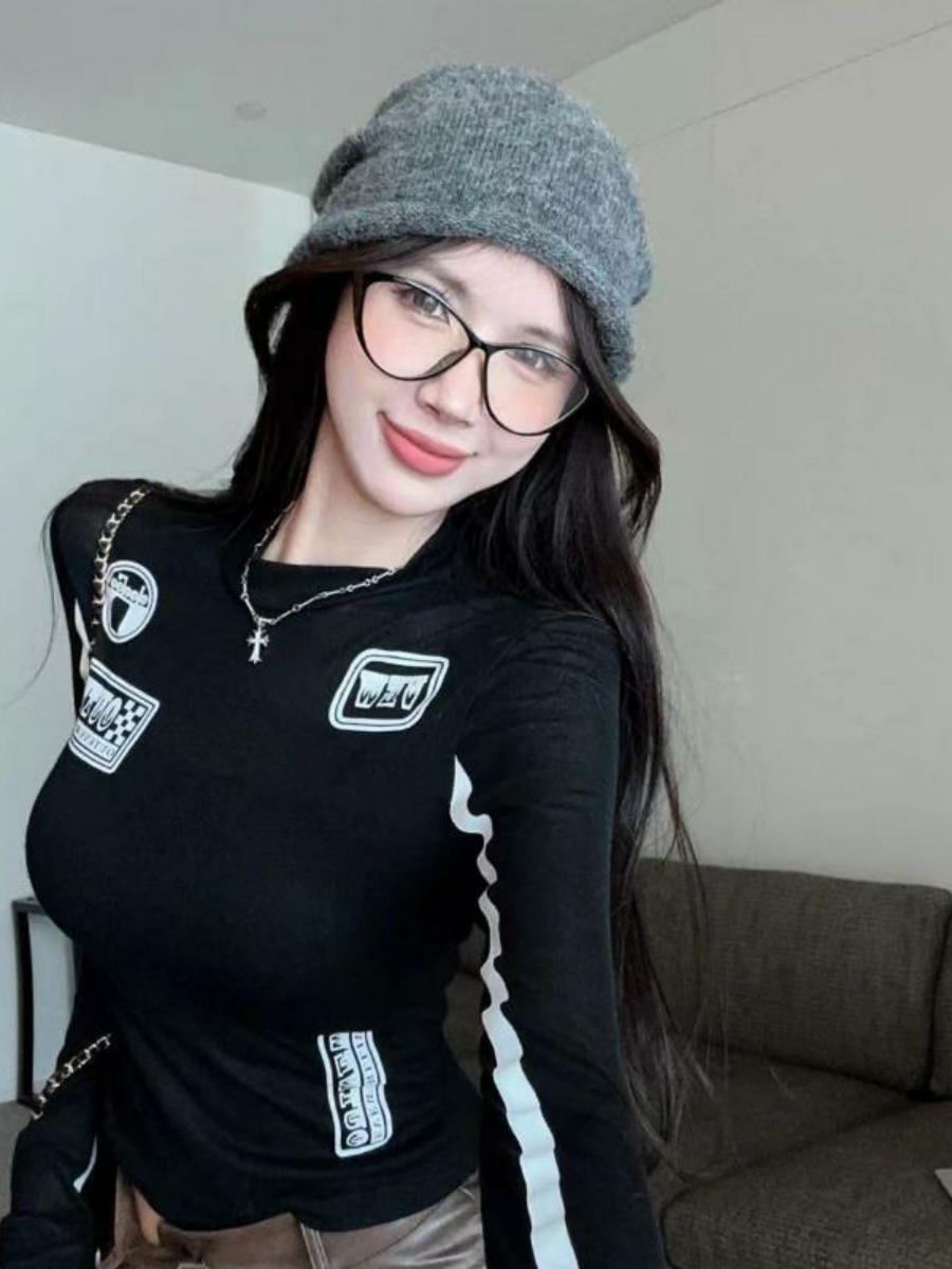 Unique Letter Print Black and White Color Block Long Sleeve T-Shirt for Women - Slim Fit Elegant Autumn Style Unique Letter Print Black and White Color Block Long Sleeve T-Shirt for Women - Slim Fit Elegant Autumn Style