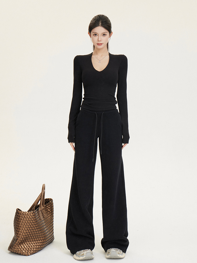 V-neck Basic Long-Sleeve T-Shirt with Built-In Padding - Slim Fit Flattering Top for Autumn/Winter Fashion