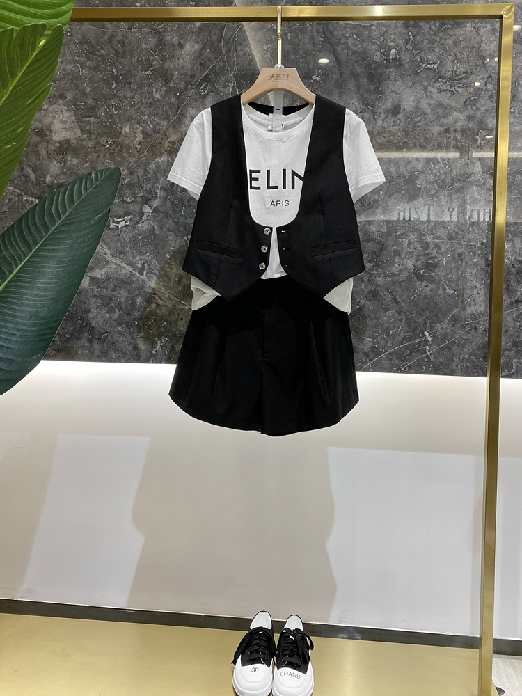 V-Neck Short Vest and Chain Pleated Shorts Set for Women - European Spring Style, Sharp Temperament, and Chic Fashion V-Neck Short Vest and Chain Pleated Shorts Set for Women - European Spring Style, Sharp Temperament, and Chic Fashion