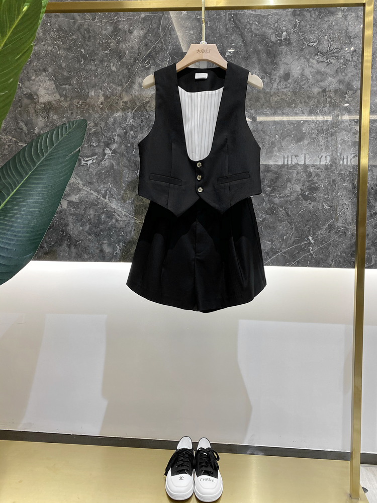 V-Neck Short Vest and Chain Pleated Shorts Set for Women - European Spring Style, Sharp Temperament, and Chic Fashion V-Neck Short Vest and Chain Pleated Shorts Set for Women - European Spring Style, Sharp Temperament, and Chic Fashion