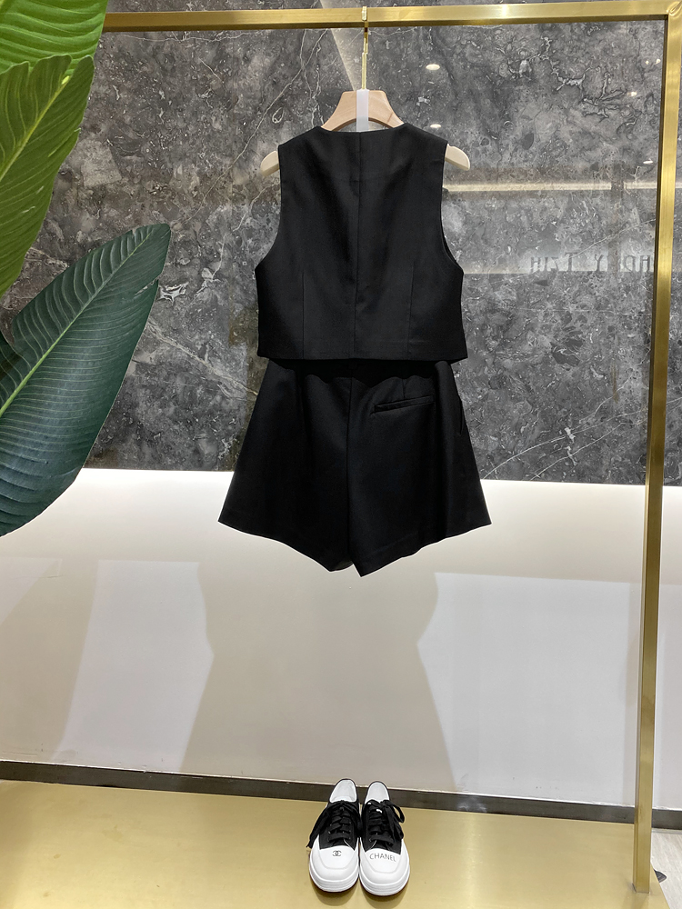 V-Neck Short Vest and Chain Pleated Shorts Set for Women - European Spring Style, Sharp Temperament, and Chic Fashion