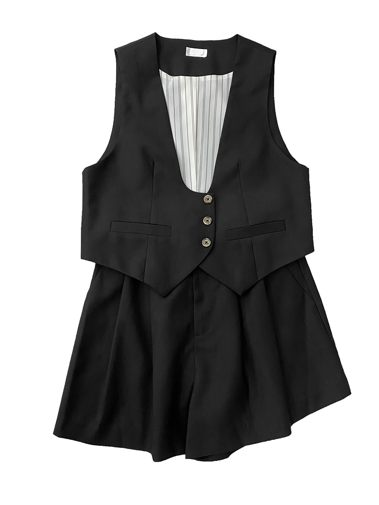 V-Neck Short Vest and Chain Pleated Shorts Set for Women - European Spring Style, Sharp Temperament, and Chic Fashion V-Neck Short Vest and Chain Pleated Shorts Set for Women - European Spring Style, Sharp Temperament, and Chic Fashion