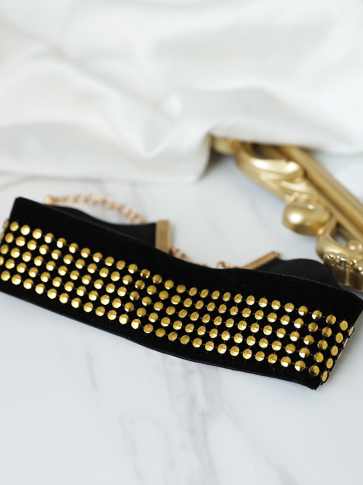 Velvet Yellow Sequined Wide Choker Necklace - Hip-Hop Style, European American Trend, Short Circle Design for Women Velvet Yellow Sequined Wide Choker Necklace - Hip-Hop Style, European American Trend, Short Circle Design for Women