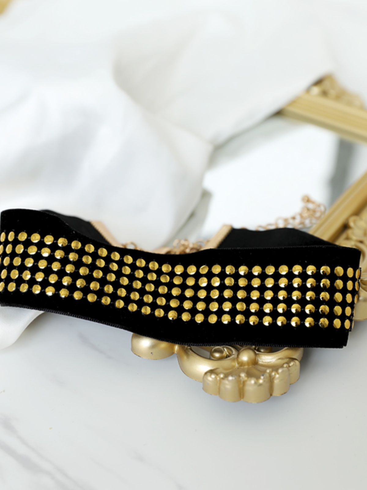 Velvet Yellow Sequined Wide Choker Necklace - Hip-Hop Style, European American Trend, Short Circle Design for Women Velvet Yellow Sequined Wide Choker Necklace - Hip-Hop Style, European American Trend, Short Circle Design for Women