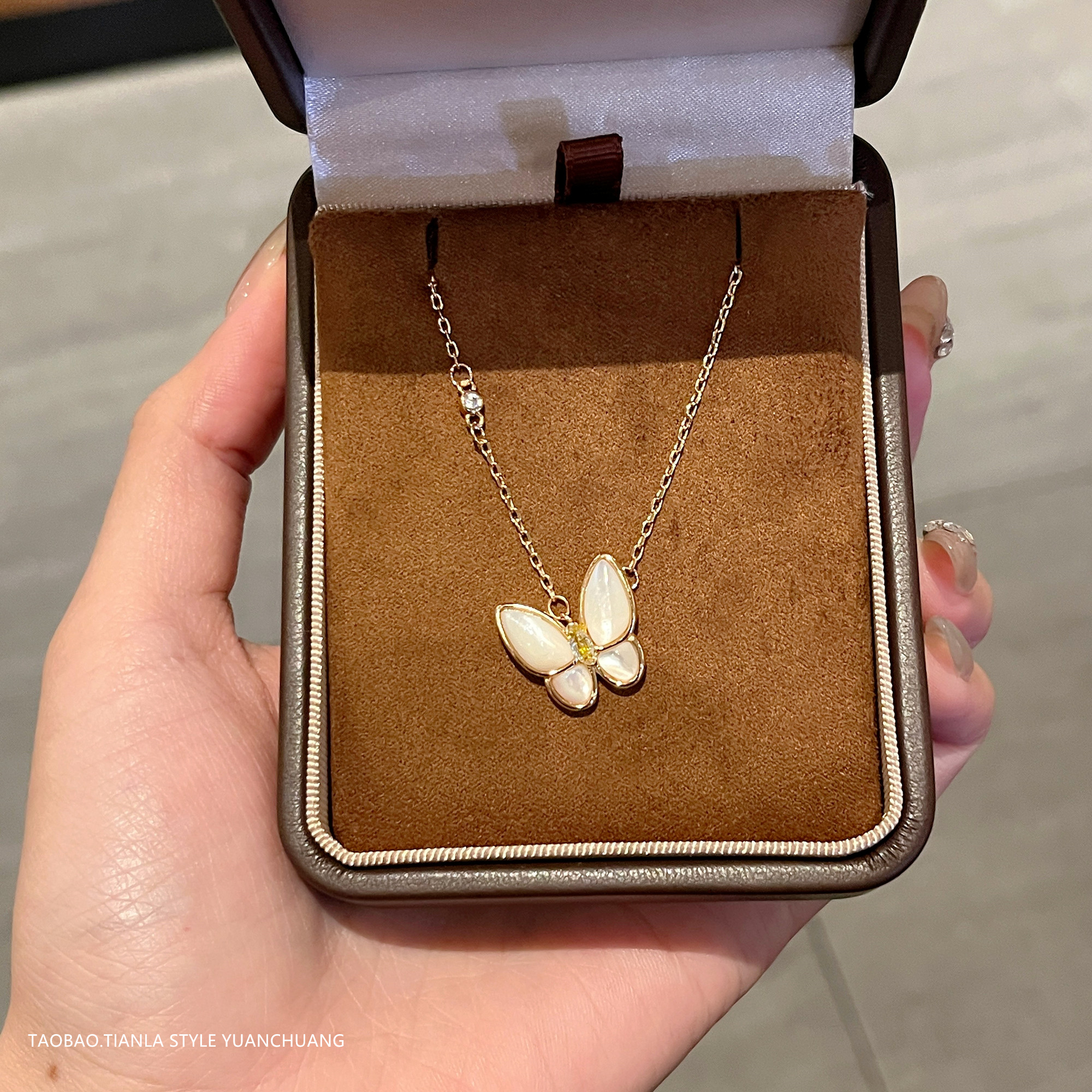 Versatile Butterfly Necklace for Women - Light Luxury Clavicle Chain Accessory with Niche High-End Style