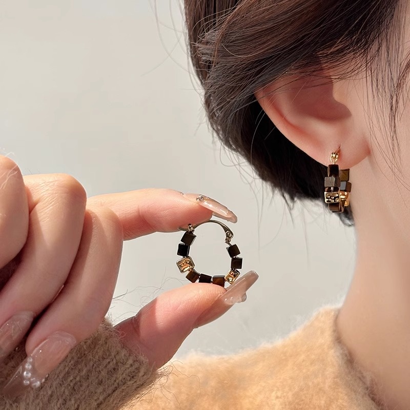 Versatile Circle Design Ear Clips for Women - Unique Niche Statement Earrings Versatile Circle Design Ear Clips for Women - Unique Niche Statement Earrings