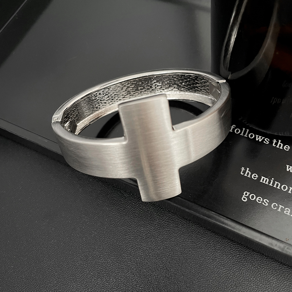 Versatile Women's Open Design Cross Bracelet - Light Luxury Niche Style for Summer Fashion, Understated Elegance