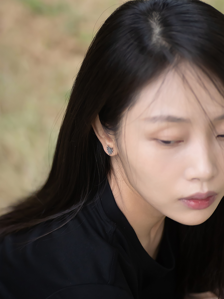 Vintage 925 Silver Spider Web Heart Hollow Stud Earrings - Unique Antique Design for Fashion Lovers Vintage 925 Silver Spider Web Heart Hollow Stud Earrings - Unique Antique Design for Fashion Lovers