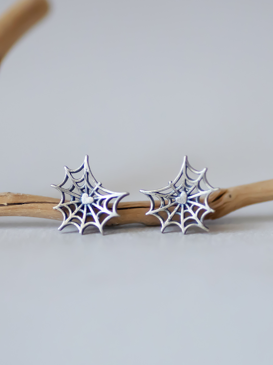Vintage 925 Silver Spider Web Heart Hollow Stud Earrings - Unique Antique Design for Fashion Lovers Vintage 925 Silver Spider Web Heart Hollow Stud Earrings - Unique Antique Design for Fashion Lovers