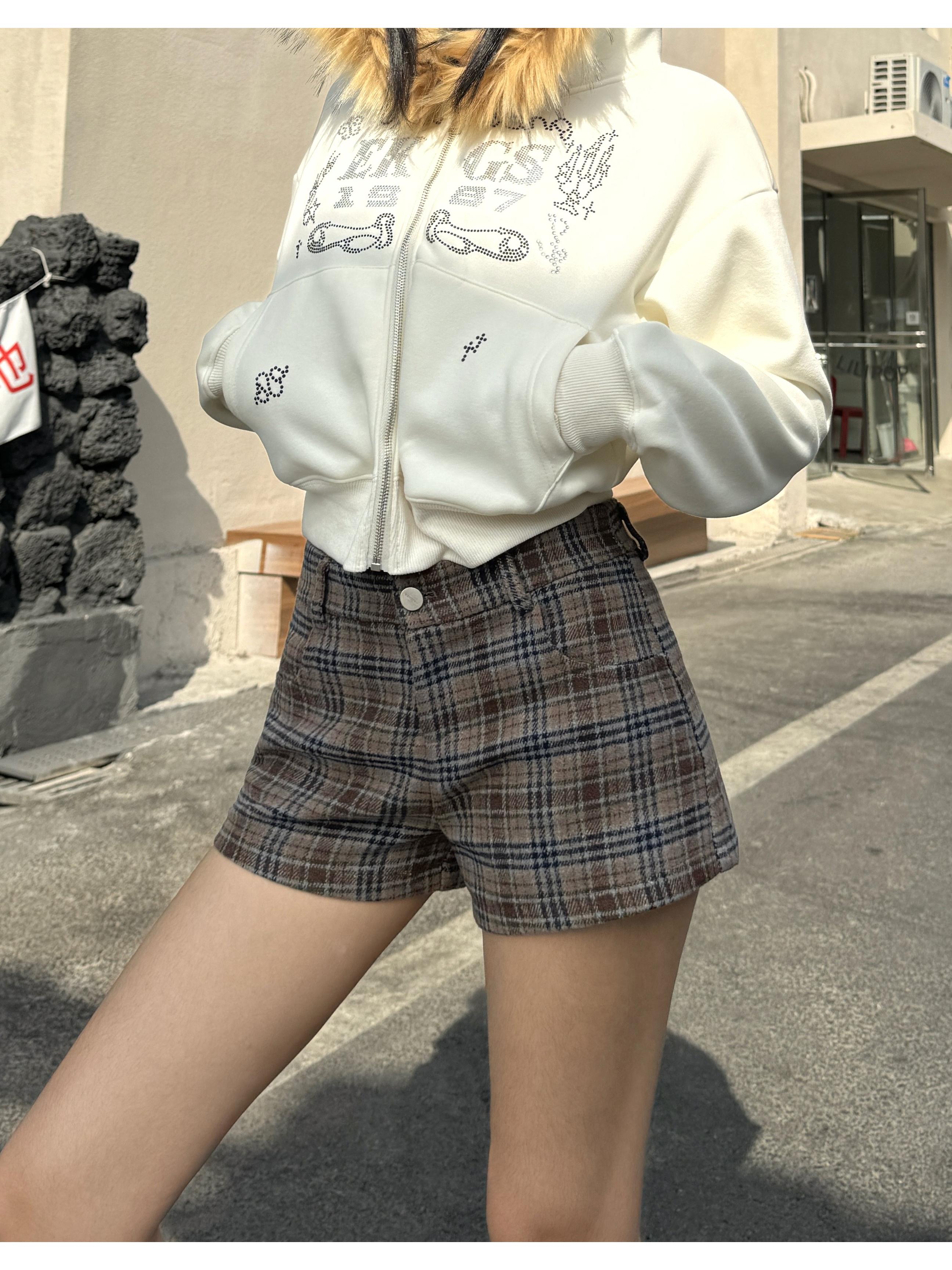 Vintage American Style Woolen Plaid Shorts for Autumn Winter, Mid-Low Waist, Leg-Lengthening Casual College Style Pants Vintage American Style Woolen Plaid Shorts for Autumn Winter, Mid-Low Waist, Leg-Lengthening Casual College Style Pants