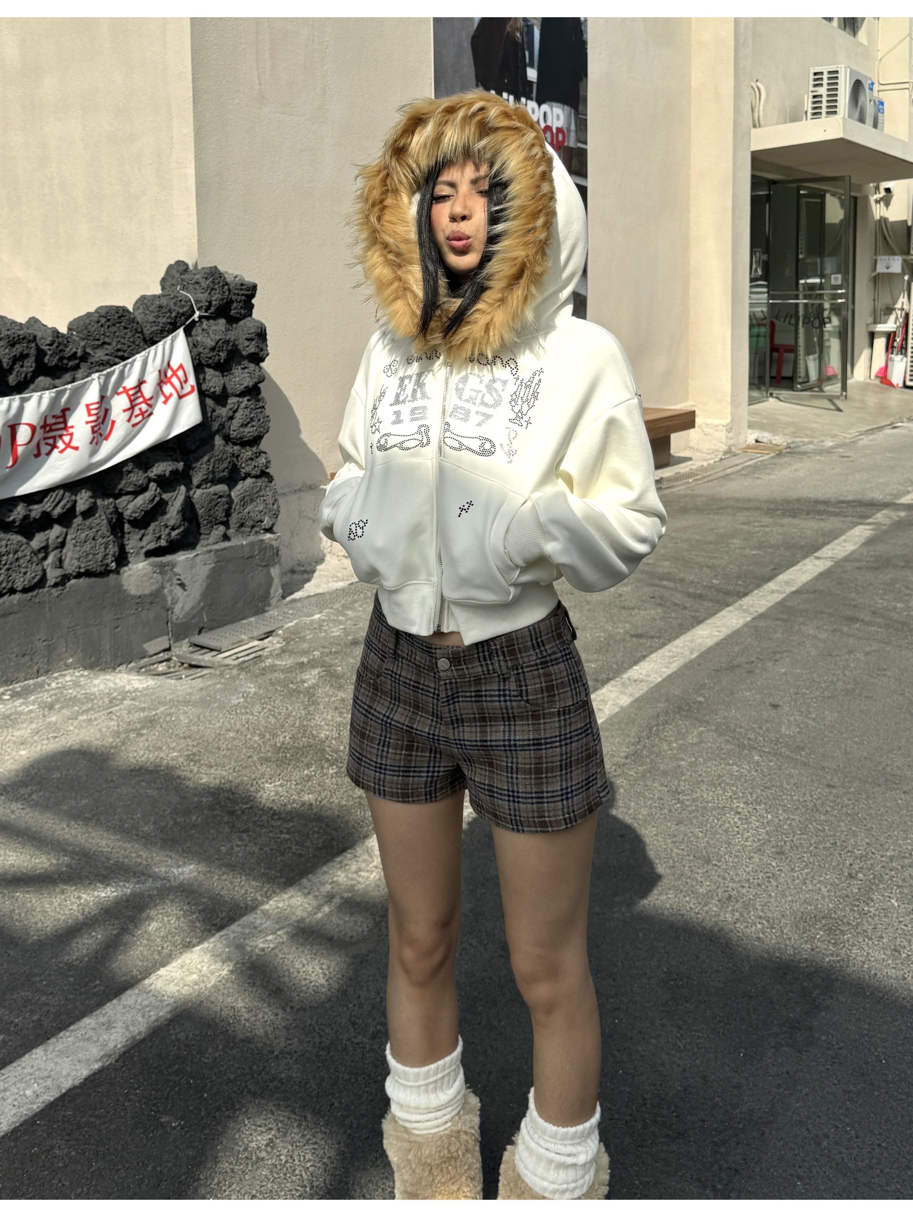 Vintage American Style Woolen Plaid Shorts for Autumn Winter, Mid-Low Waist, Leg-Lengthening Casual College Style Pants Vintage American Style Woolen Plaid Shorts for Autumn Winter, Mid-Low Waist, Leg-Lengthening Casual College Style Pants
