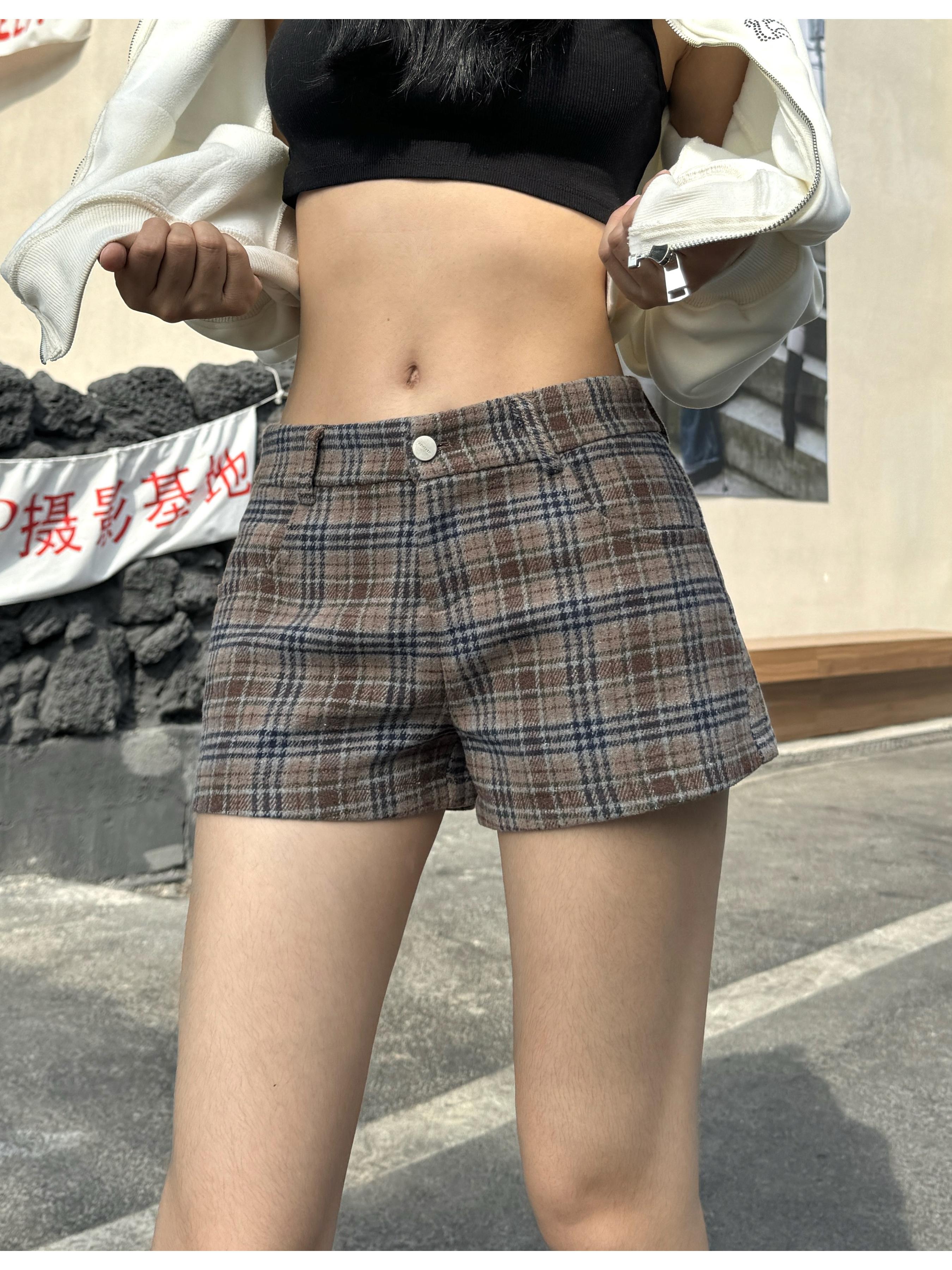 Vintage American Style Woolen Plaid Shorts for Autumn Winter, Mid-Low Waist, Leg-Lengthening Casual College Style Pants Vintage American Style Woolen Plaid Shorts for Autumn Winter, Mid-Low Waist, Leg-Lengthening Casual College Style Pants