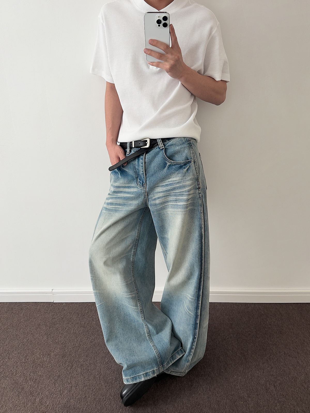 Vintage American Whisker Distressed Denim Jeans - Deconstructed Clean Fit Straight-Leg Pants for a Retro Look