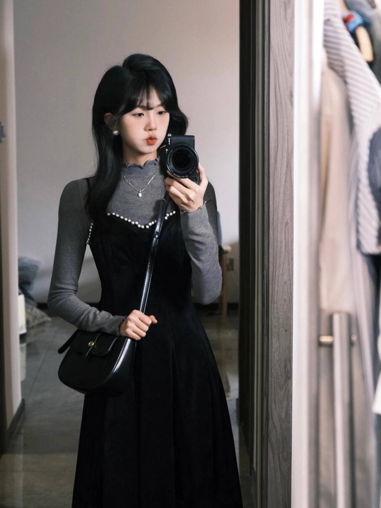 Vintage Black Velvet Camisole Dress for Women - Waist-Cinching, Elegant Long Skirt, Knitted Base - Autumn Fashion Essential Vintage Black Velvet Camisole Dress for Women - Waist-Cinching, Elegant Long Skirt, Knitted Base - Autumn Fashion Essential