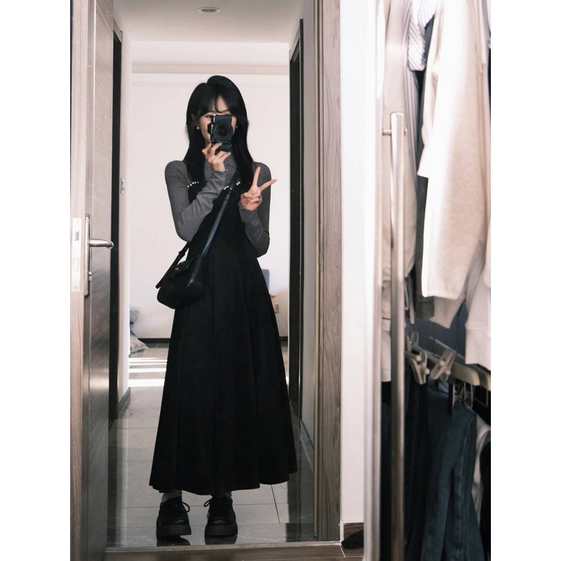 Vintage Black Velvet Camisole Dress for Women - Waist-Cinching, Elegant Long Skirt, Knitted Base - Autumn Fashion Essential Vintage Black Velvet Camisole Dress for Women - Waist-Cinching, Elegant Long Skirt, Knitted Base - Autumn Fashion Essential