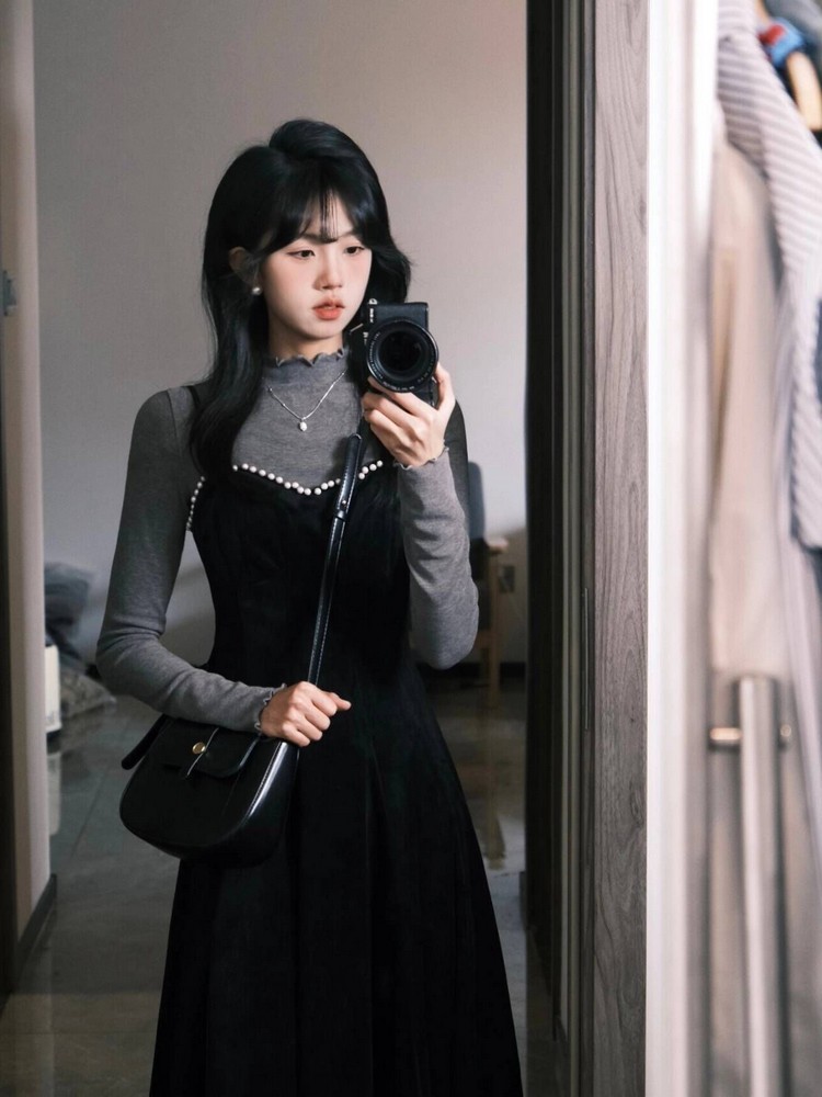 Vintage Black Velvet Camisole Dress for Women - Waist-Cinching, Elegant Long Skirt, Knitted Base - Autumn Fashion Essential Vintage Black Velvet Camisole Dress for Women - Waist-Cinching, Elegant Long Skirt, Knitted Base - Autumn Fashion Essential