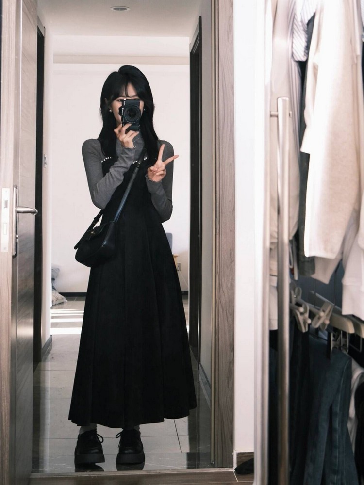 Vintage Black Velvet Camisole Dress for Women - Waist-Cinching, Elegant Long Skirt, Knitted Base - Autumn Fashion Essential Vintage Black Velvet Camisole Dress for Women - Waist-Cinching, Elegant Long Skirt, Knitted Base - Autumn Fashion Essential