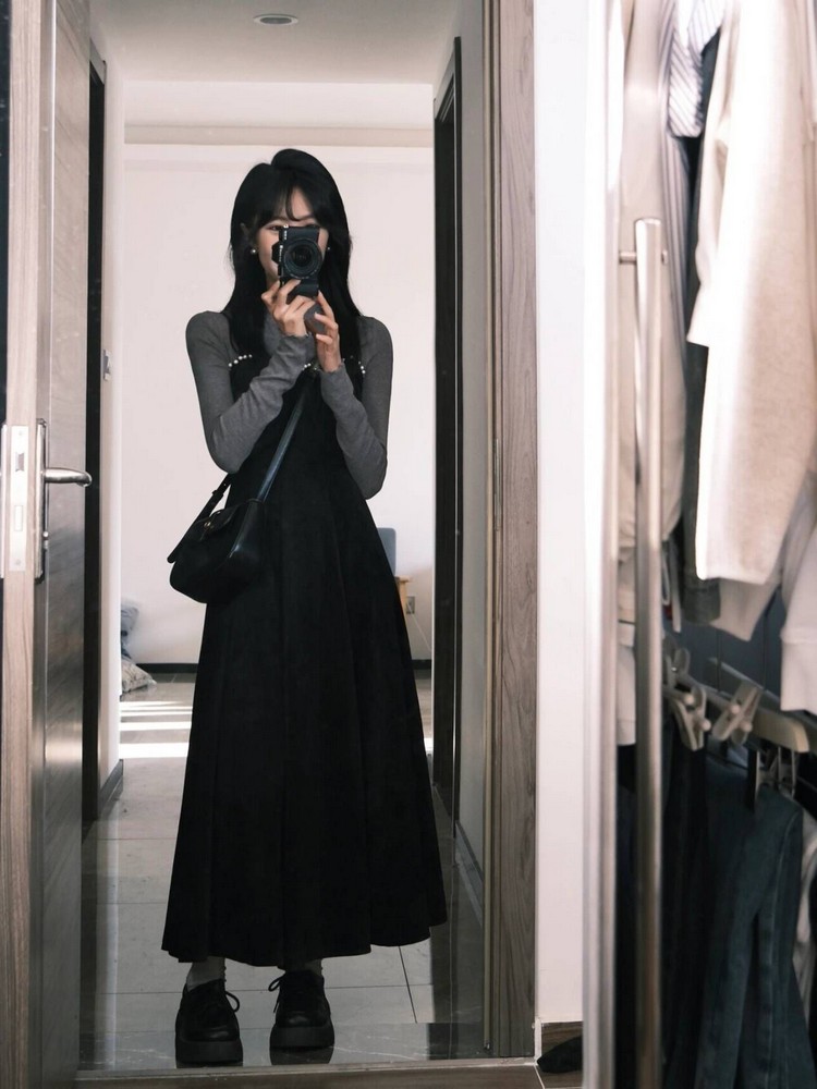 Vintage Black Velvet Camisole Dress for Women - Waist-Cinching, Elegant Long Skirt, Knitted Base - Autumn Fashion Essential Vintage Black Velvet Camisole Dress for Women - Waist-Cinching, Elegant Long Skirt, Knitted Base - Autumn Fashion Essential