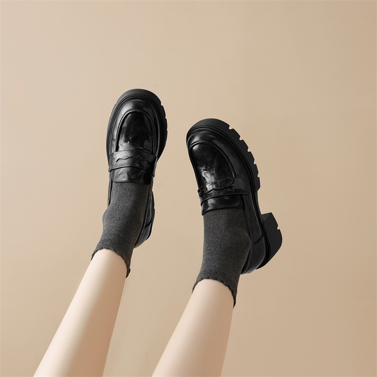 Vintage British Style Chunky-Heeled Round-Toe Sheepskin Slip-On Loafers for Ultimate Comfort