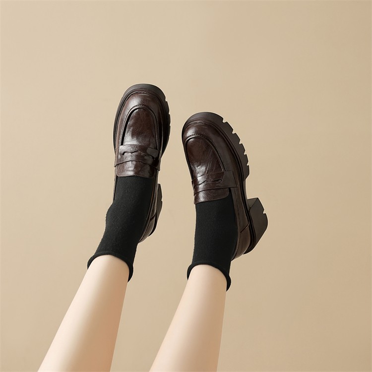 Vintage British Style Chunky-Heeled Round-Toe Sheepskin Slip-On Loafers for Ultimate Comfort Vintage British Style Chunky-Heeled Round-Toe Sheepskin Slip-On Loafers for Ultimate Comfort