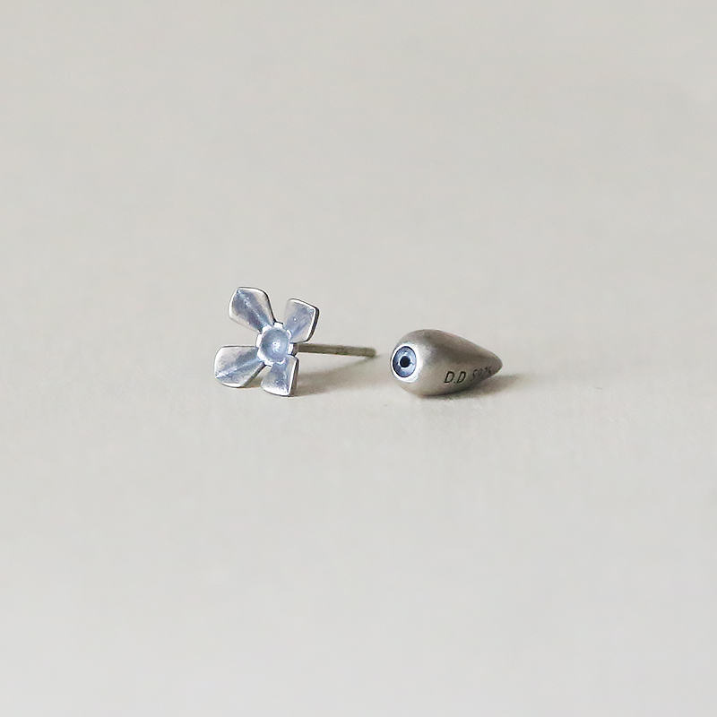 Vintage Carrot Piercing Earrings in 925 Sterling Silver - Small Ethnic Style Jewelry